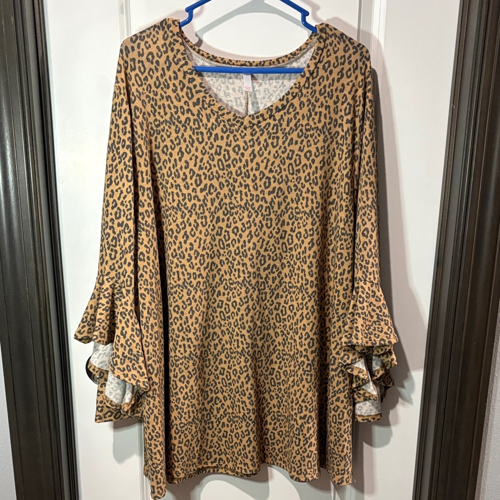 Chic Leopard Print Tunic with Flare Sleeves -NWOT